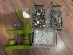 Buttonmachine 25mm (groen) + toebehoren, Hobby en Vrije tijd, Knutselen, Ophalen of Verzenden, Zo goed als nieuw, Gereedschap of Accessoires