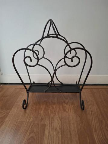 Smeedijzeren krantenrekje  beschikbaar voor biedingen