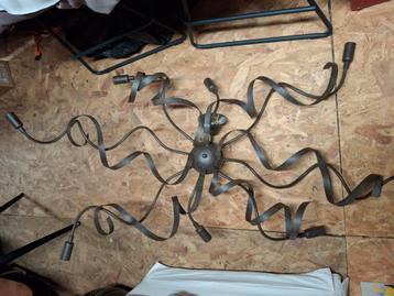 Smeedijzeren kroonluchter beschikbaar voor biedingen