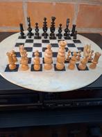 Schaakspel rond stenen bord en houten Regency schaakstukken., Hobby en Vrije tijd, Gezelschapsspellen | Bordspellen, Ophalen