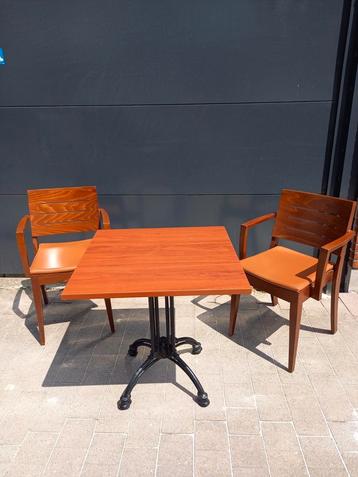 Volhouten terrastafel en stoelen