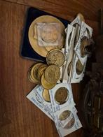 60 médailles et médailles diverses., Enlèvement ou Envoi, Autres matériaux