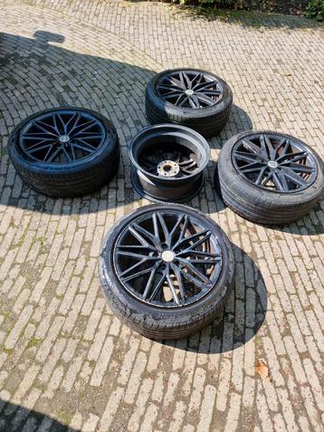 Vier velgen met band , reserve velg , en reserve wiel.  beschikbaar voor biedingen