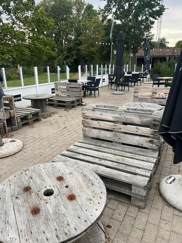 Palet zetels met kussens beschikbaar voor biedingen