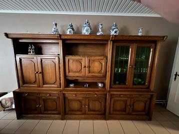 eiken eetkamerkast plus uitschuifbare tafel en salontafel beschikbaar voor biedingen