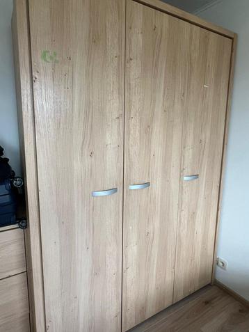 Volledige slaapkamer in eikfineer. Zeer degelijke kwaliteit! beschikbaar voor biedingen