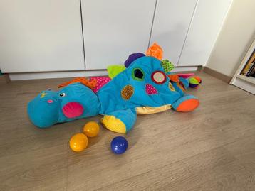 Knuffeldraak ballenbad beschikbaar voor biedingen