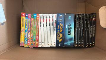 Te koop: een doos vol DVD’s met populaire TV-series beschikbaar voor biedingen