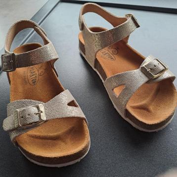goudkleurige sandaaltjes, als nieuw, M 32 beschikbaar voor biedingen