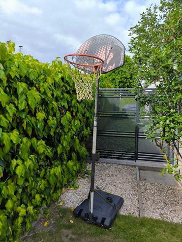Basketbalring op voet beschikbaar voor biedingen