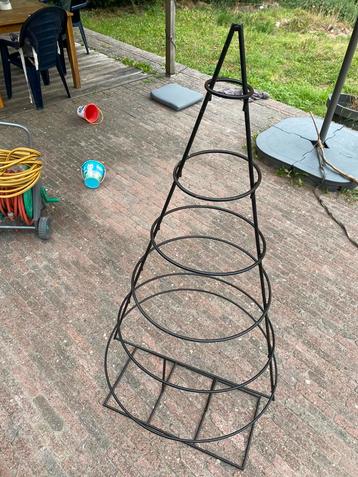 Kerstboom in metaal beschikbaar voor biedingen