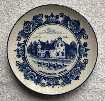 Delfts blauw wandbord Limburgse hoeve. beschikbaar voor biedingen