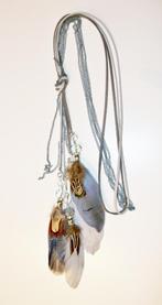 Te koop: Nieuw!!Lange hanger in de kleuren grijs met pluimen, Handtassen en Accessoires, Kettingen, Ophalen of Verzenden, Nieuw