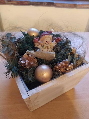 Kerststukje met porseleinen sneeuwman beschikbaar voor biedingen