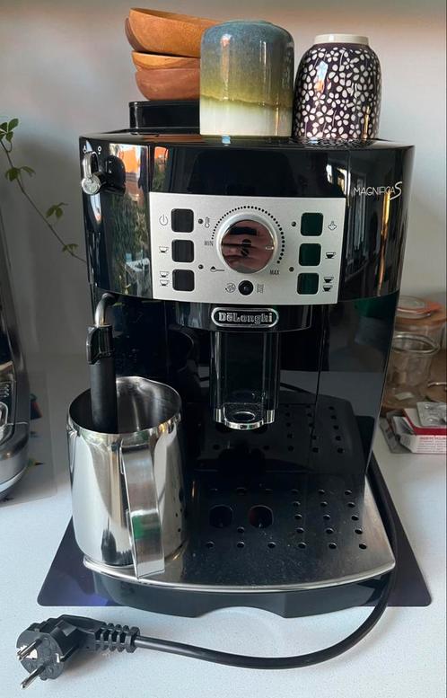 Delonghi Magnifica S, Elektronische apparatuur, Koffiezetapparaten, Gebruikt, Koffiebonen, Espresso apparaat, 2 tot 4 kopjes, Afneembaar waterreservoir