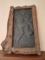 Schiste sculpté représentant un footbaleur (Leinne), Enlèvement