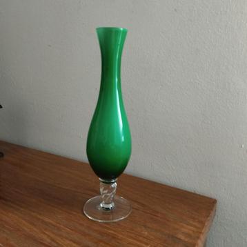 Vintage opaline vaas  beschikbaar voor biedingen