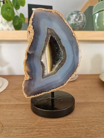 Prachtige agaat op standaard beschikbaar voor biedingen