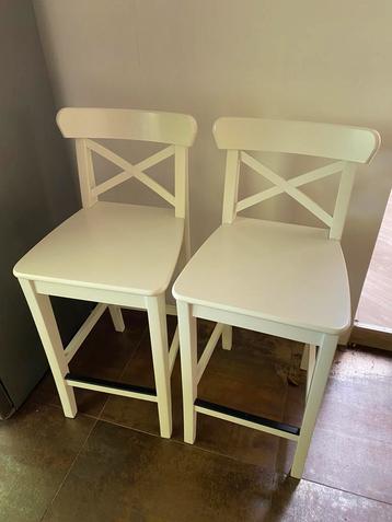 2x witte barkruk met rugleuning van IKEA beschikbaar voor biedingen