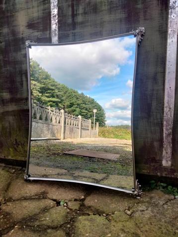 Grote vintage spiegel metalen frame beschikbaar voor biedingen