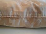 kussen / beige met reliëf, Ophalen of Verzenden, Zo goed als nieuw, Beige, Vierkant