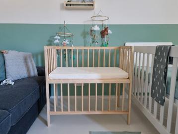 Houten cosleeper + matrasje  beschikbaar voor biedingen