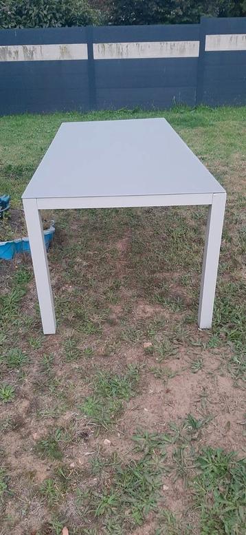Grote tuintafel beschikbaar voor biedingen