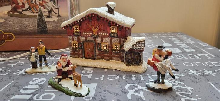 supermooi luville kerst huis met verlichting en 3 figuren, Diversen, Kerst, Zo goed als nieuw, Ophalen of Verzenden