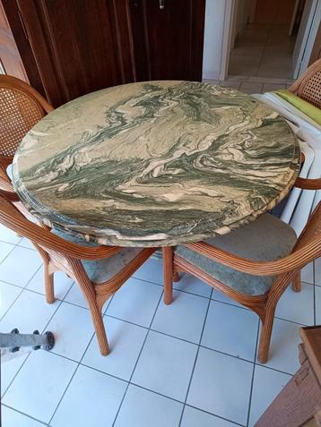 Marmeren tafel met 5 stoelen gratis  beschikbaar voor biedingen