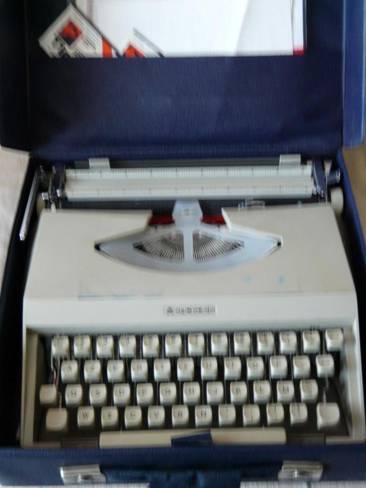 Vintage Olivetti, draagbare,  typmachine met koffer, Diversen, Typemachines, Gebruikt, Ophalen