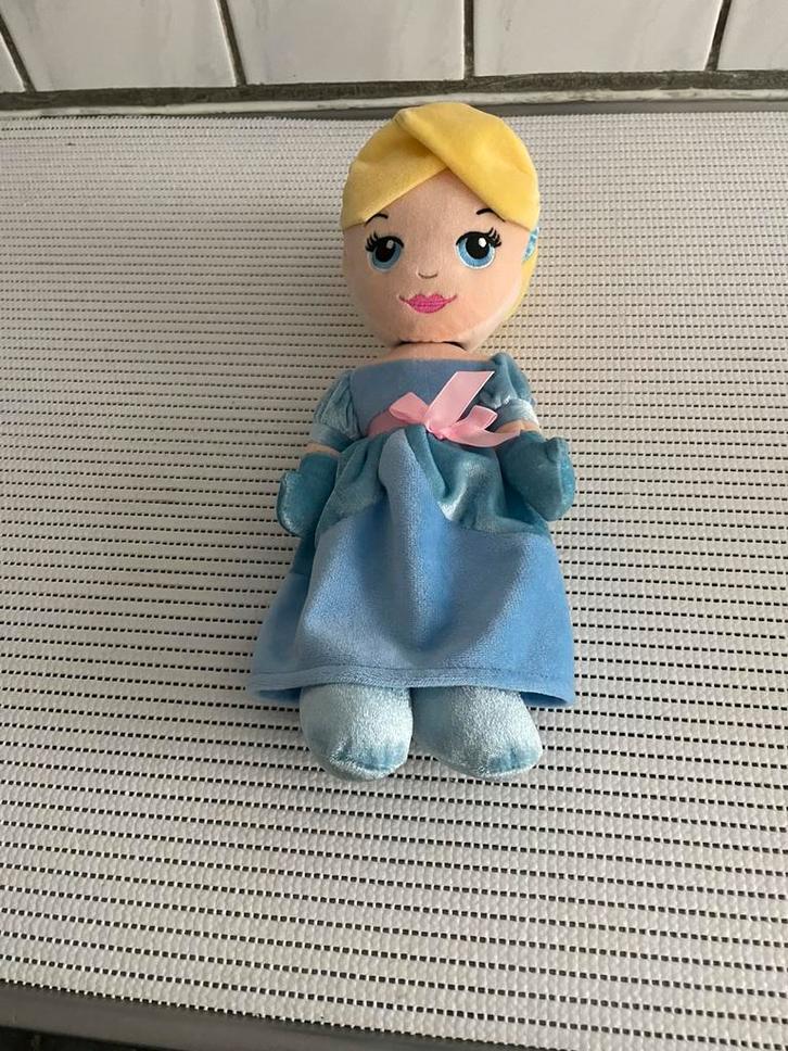 Peluche cendrillon, Kinderen en Baby's, Speelgoed | Poppen, Zo goed als nieuw, Ophalen