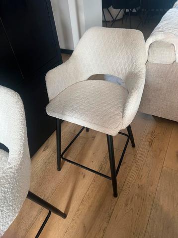 Mooie set van 3 witte barstoelen met een moderne uitstraling beschikbaar voor biedingen