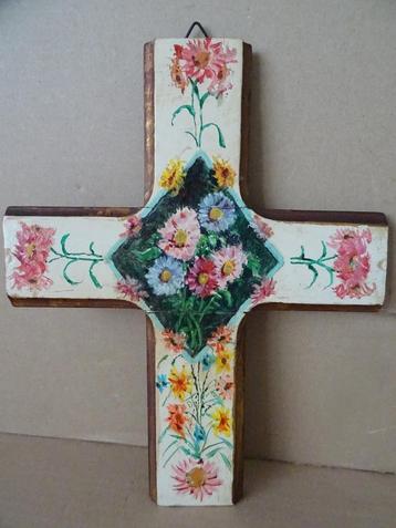 Antiek houten kruis kruisbeeld beschilderd met bloemen 28cm  beschikbaar voor biedingen