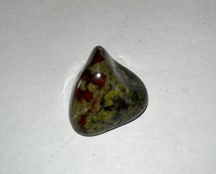 Bloedsteen(Heliotroop)(Jaspis) - 20gram - 29mm x 22mm x 28mm, Handtassen en Accessoires, Edelstenen, Nieuw, Ophalen of Verzenden