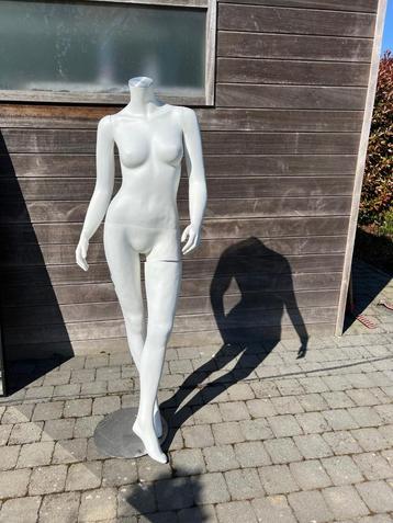 Etalagepop wit beschikbaar voor biedingen