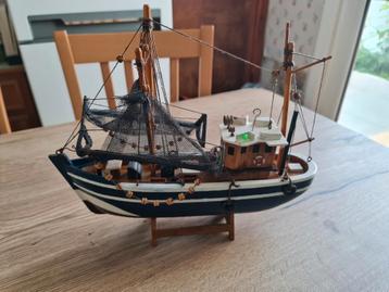 Decoratie zee : Miniatuur vissersboot met netten ( nr 1 )  