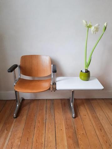 Anonima CASTELLI Italy - Vintage fauteuil met kleine tafel