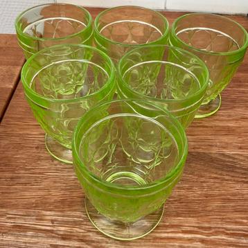Drinkglazen uit uraniumglas beschikbaar voor biedingen