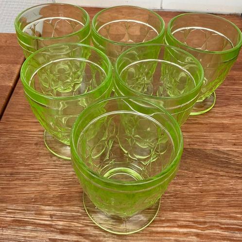 Drinkglazen uit uraniumglas, Antiek en Kunst, Antiek | Glaswerk en Kristal, Ophalen of Verzenden