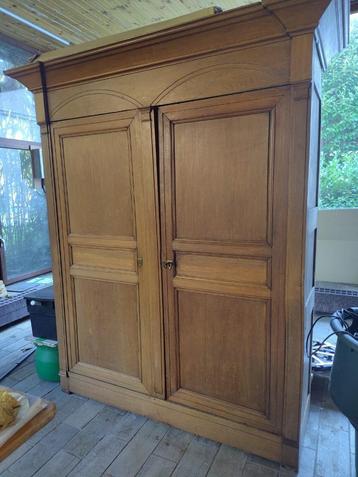 Antieken kast beschikbaar voor biedingen