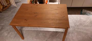 houten tafel beschikbaar voor biedingen