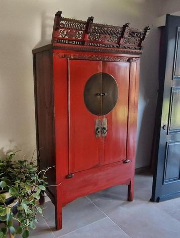 Antieke Chinese bruidskast met houtsnijwerk beschikbaar voor biedingen