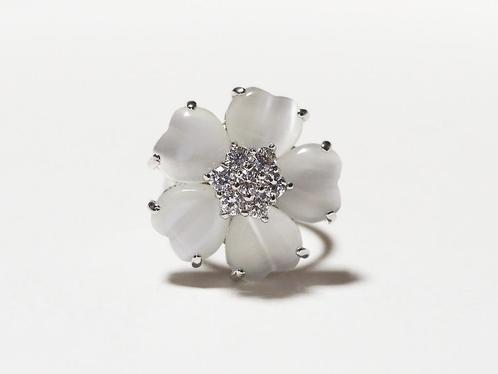 Wit vergulde ring met bloem van kattenoog en zirkonia, Handtassen en Accessoires, Ringen, Nieuw, Dame, 17 tot 18, Wit, Met kristal