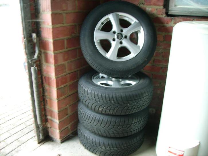 winterbanden  met velgen 16 duim, Auto-onderdelen, Banden en Velgen, Velg(en), Winterbanden, 16 inch, 215 mm, Terreinwagen, Gebruikt