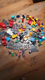 Lot Duplo : rail + wagons + véhicules + figurines, Ophalen, Zo goed als nieuw