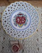 Opengewerkt wandbordje met bloemen, Modra, Slowakije, Antiek en Kunst, Ophalen of Verzenden