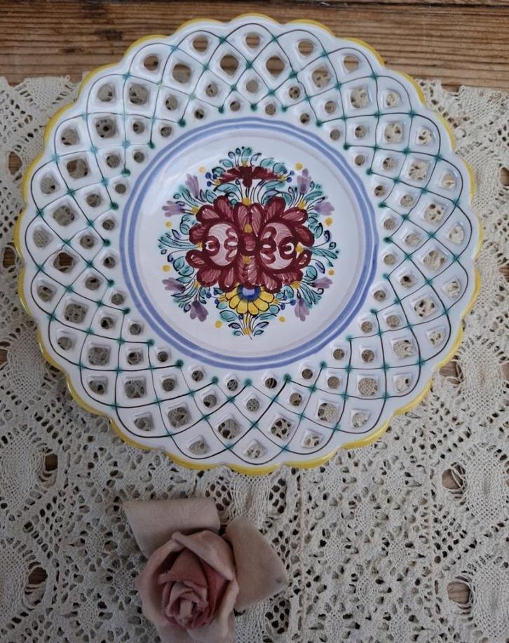 Opengewerkt wandbordje met bloemen, Modra, Slowakije, Antiek en Kunst, Curiosa en Brocante, Ophalen of Verzenden