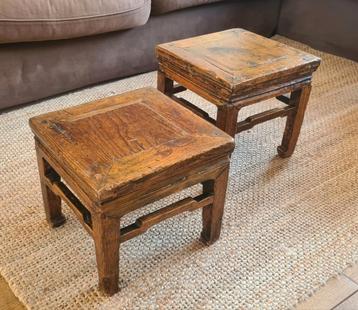 2 beaux tabourets / tables d'appoint en bois  disponible aux enchères