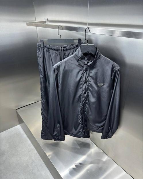 Costume noir Prada neuf pour homme, Vêtements | Hommes, T-shirts, Neuf, Noir, Enlèvement ou Envoi