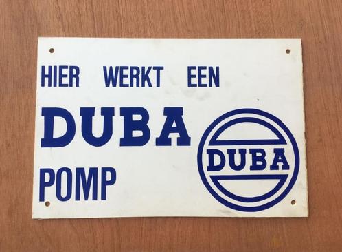 Reclamebord Duba - hier werkt een duba pomp, Verzamelen, Merken en Reclamevoorwerpen, Gebruikt, Reclamebord, Ophalen of Verzenden